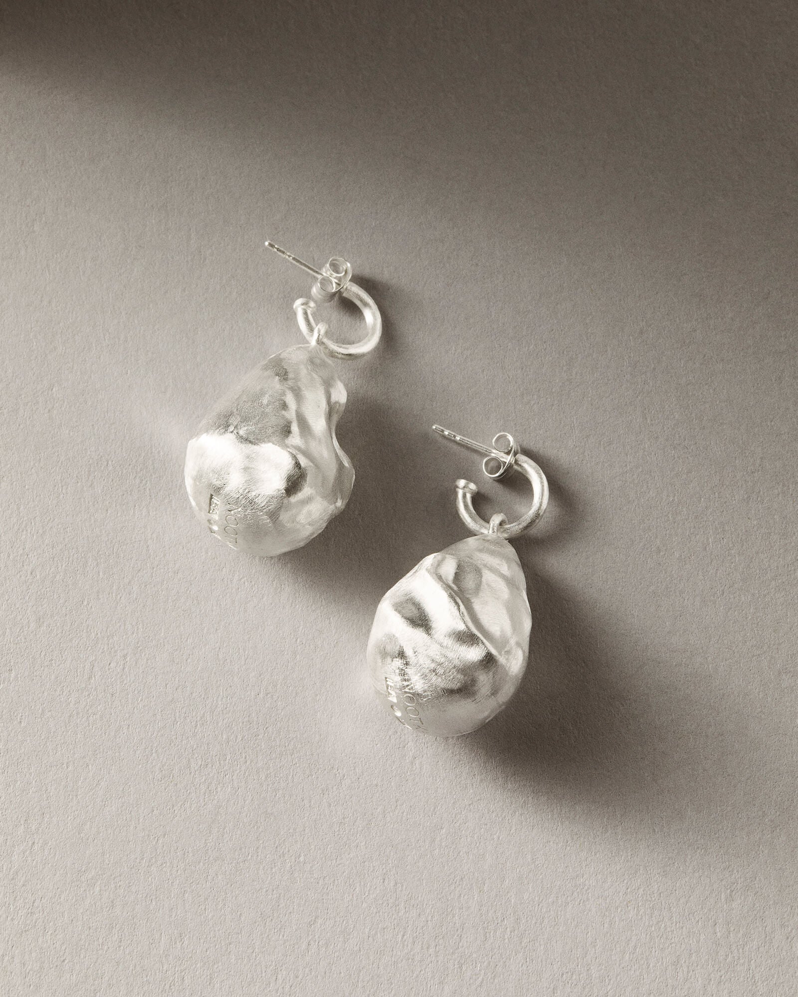 Long Nocturne Silver Earrings with Pearl